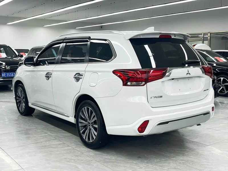 Mitsubishi Outlander — фото 4