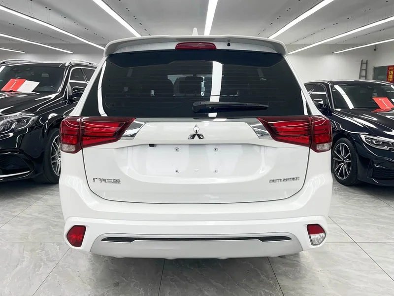 Mitsubishi Outlander — фото 5
