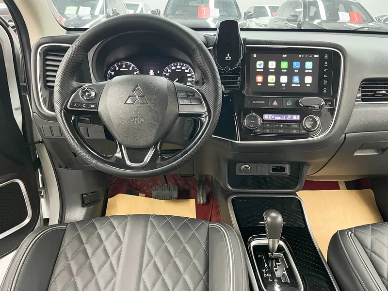 Mitsubishi Outlander — фото 10