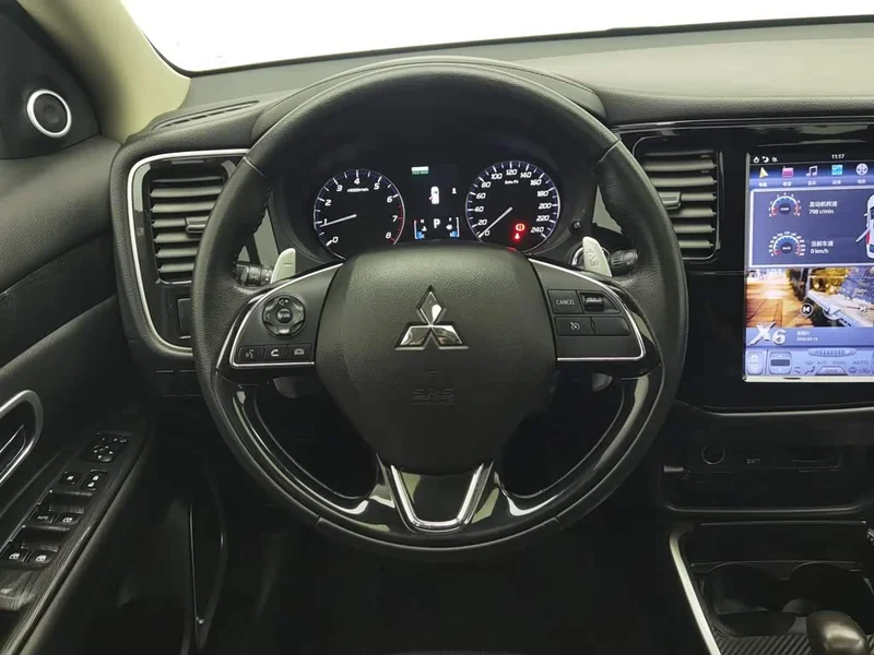 Mitsubishi Outlander — фото 11