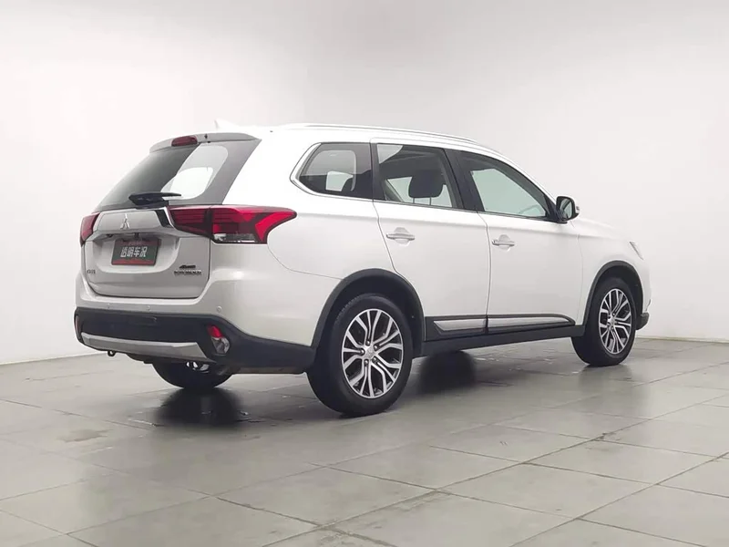 Mitsubishi Outlander — фото 2