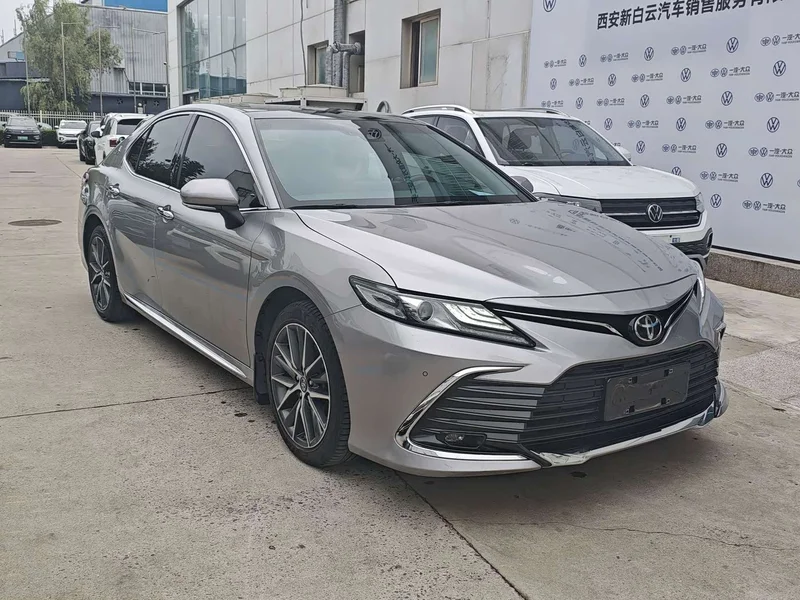 Toyota Camry — фото 1