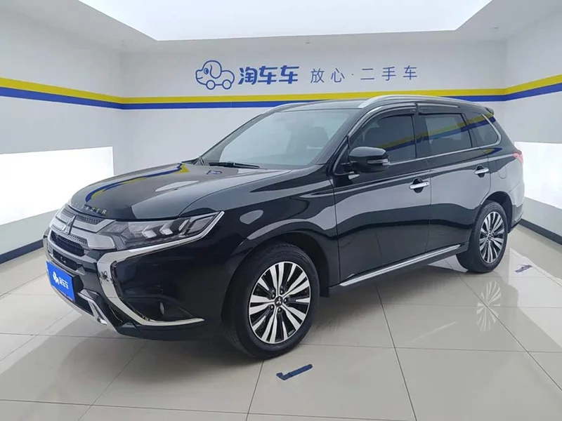 Mitsubishi Outlander — фото 1