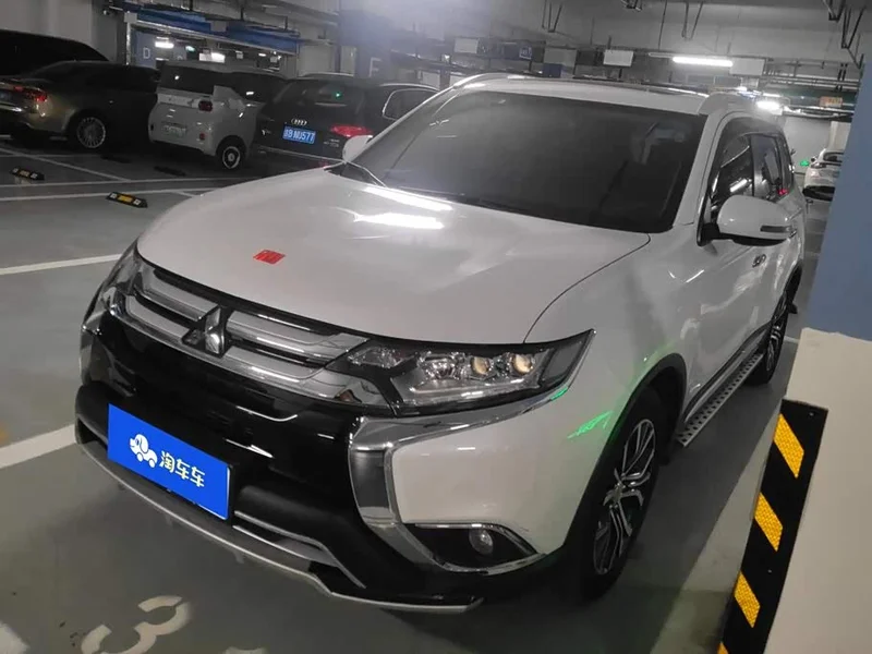 Mitsubishi Outlander — фото 1