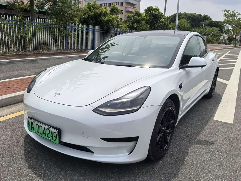 Tesla Model 3 — фото 1