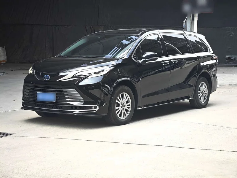 Toyota Sienna — фото 1