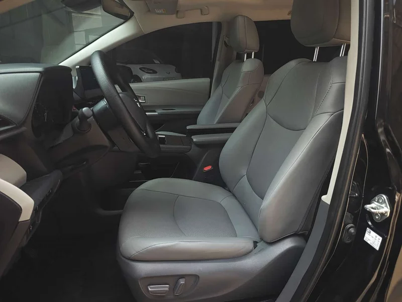 Toyota Sienna — фото 11