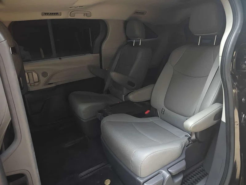 Toyota Sienna — фото 12