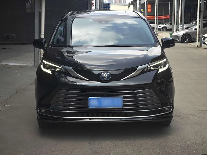 Toyota Sienna — фото 2