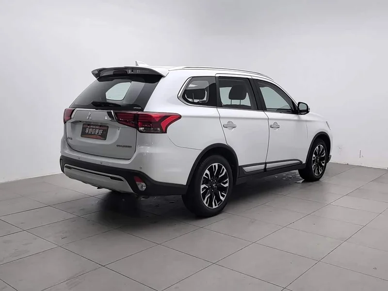 Mitsubishi Outlander — фото 2
