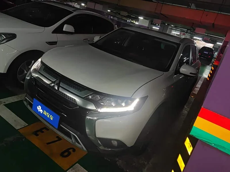 Mitsubishi Outlander — фото 1