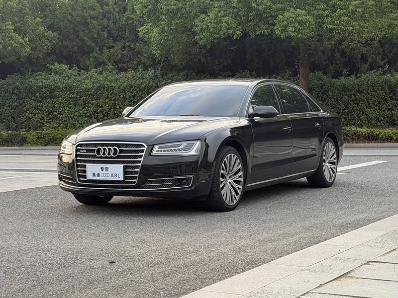 Audi A8 — фото 1