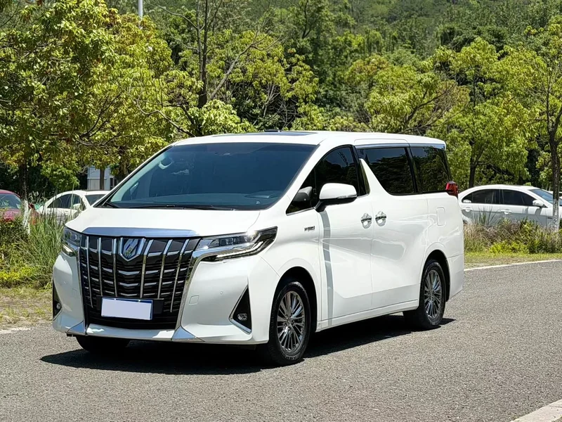 Toyota Alphard — фото 1