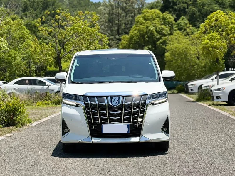 Toyota Alphard — фото 2