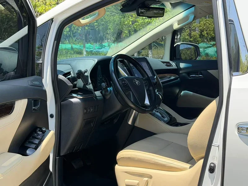 Toyota Alphard — фото 5