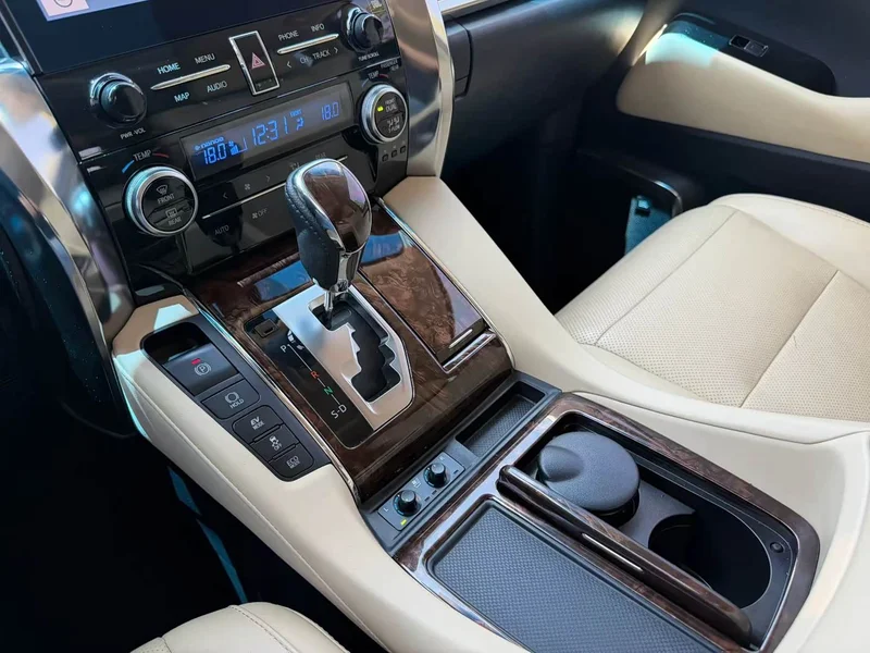 Toyota Alphard — фото 9
