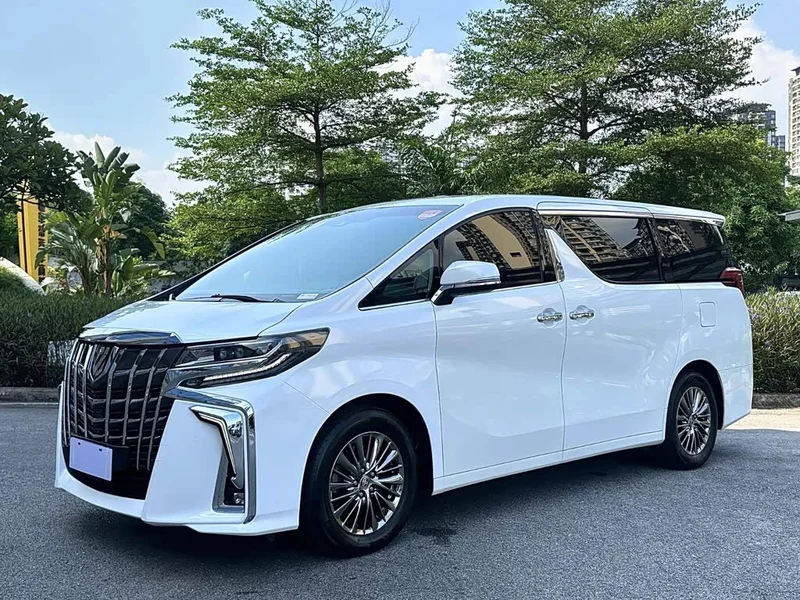Toyota Alphard — фото 1