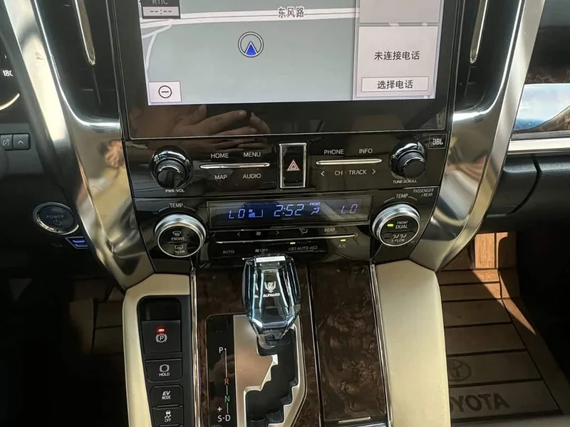 Toyota Alphard — фото 12