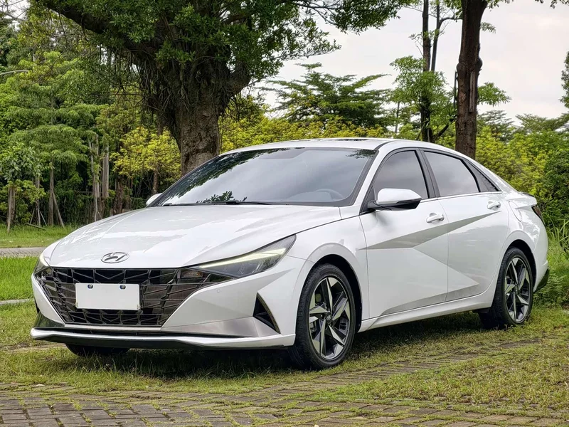 Hyundai Elantra — фото 1