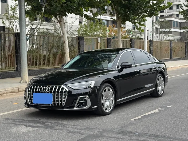 Audi A8 — фото 1
