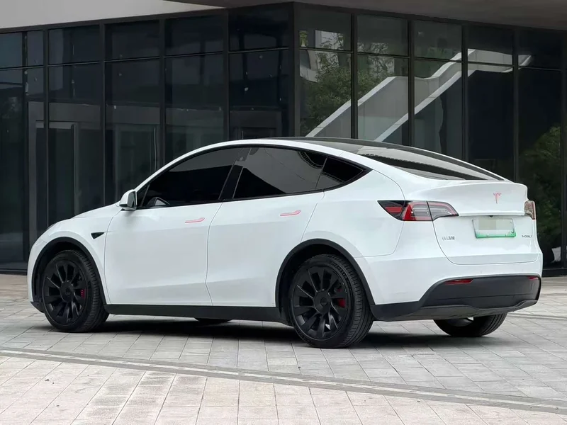 Tesla Model Y — фото 6