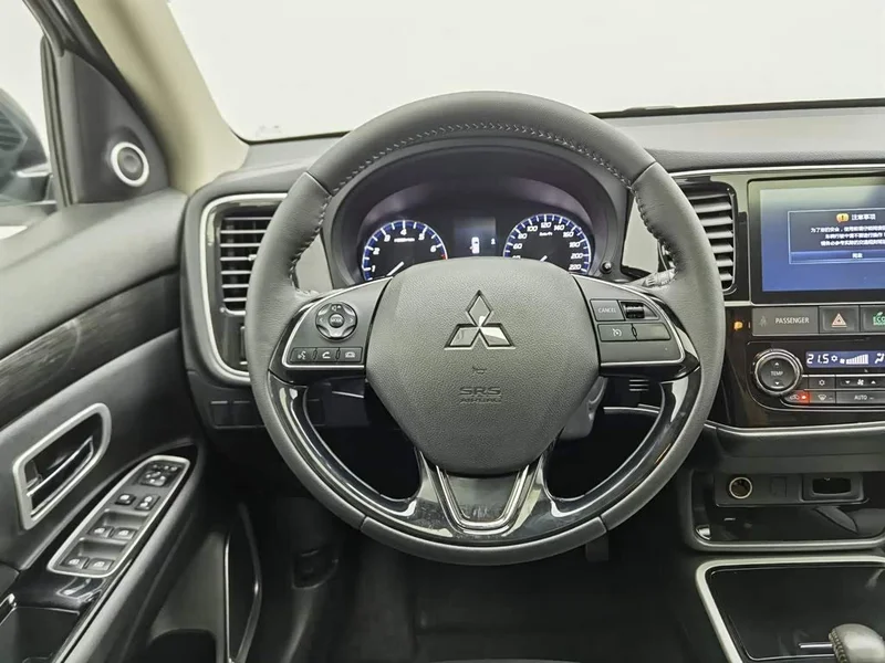 Mitsubishi Outlander — фото 11