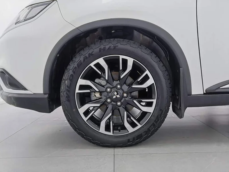 Mitsubishi Outlander — фото 17