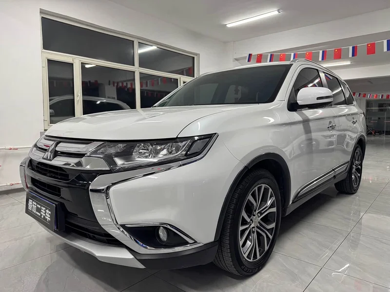 Mitsubishi Outlander — фото 1