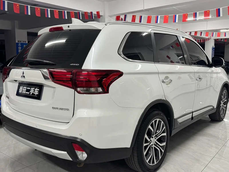 Mitsubishi Outlander — фото 9