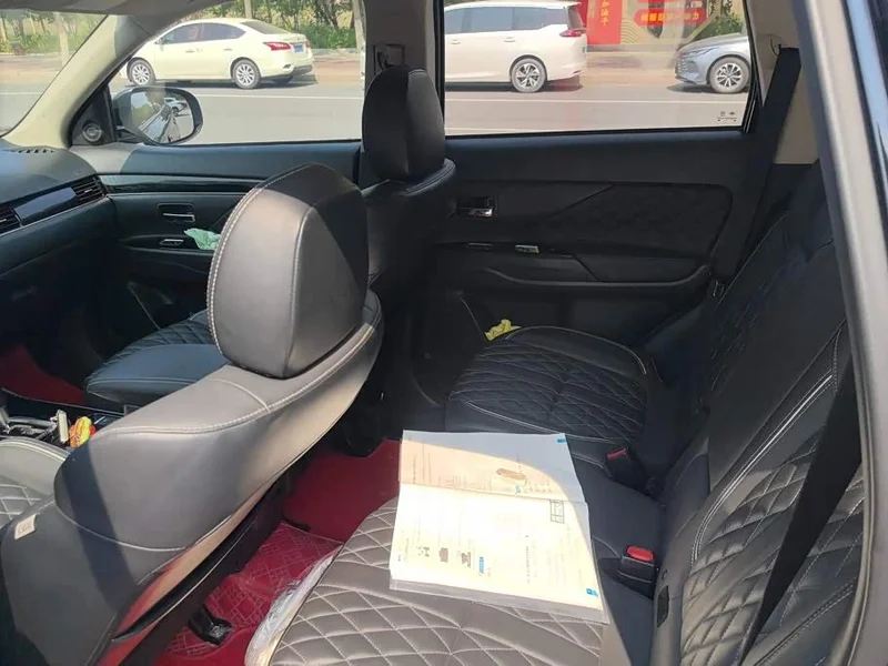 Mitsubishi Outlander — фото 11