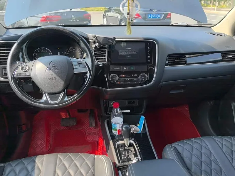 Mitsubishi Outlander — фото 12