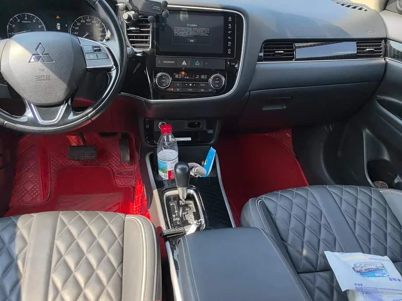 Mitsubishi Outlander — фото 16