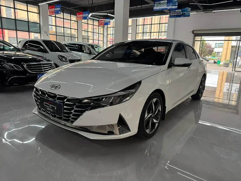 Hyundai Elantra — фото 1