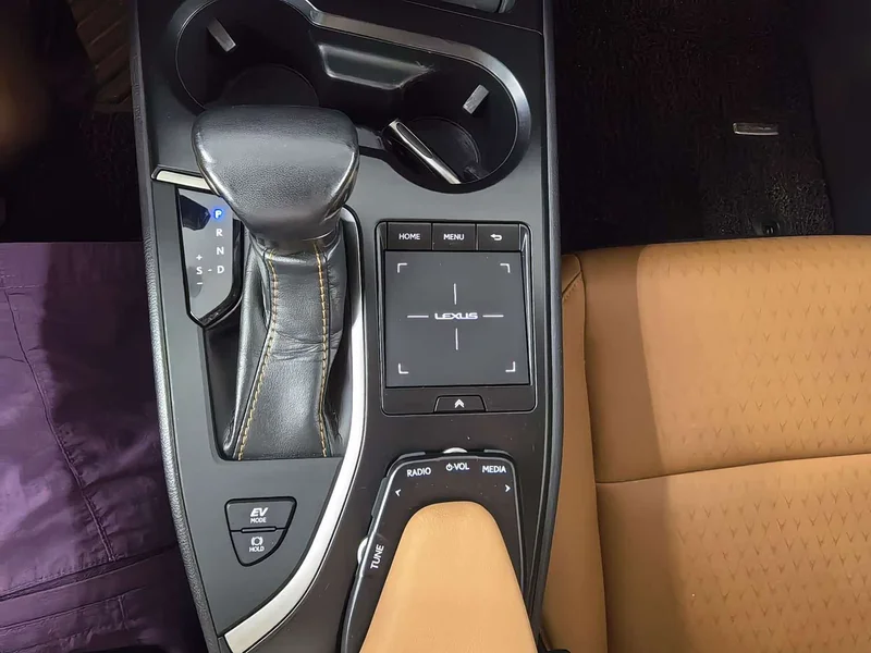 Lexus UX — фото 19