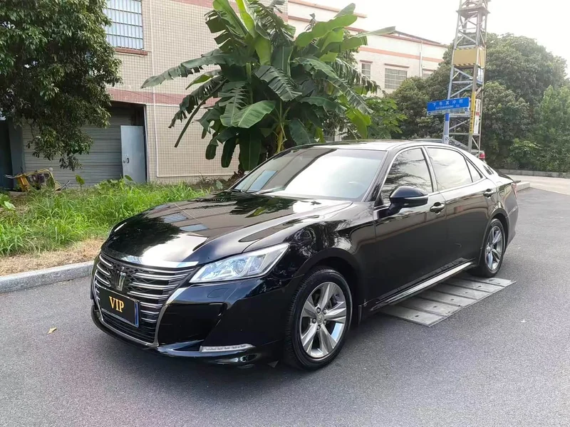 Toyota Crown — фото 1