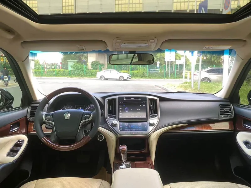 Toyota Crown — фото 11