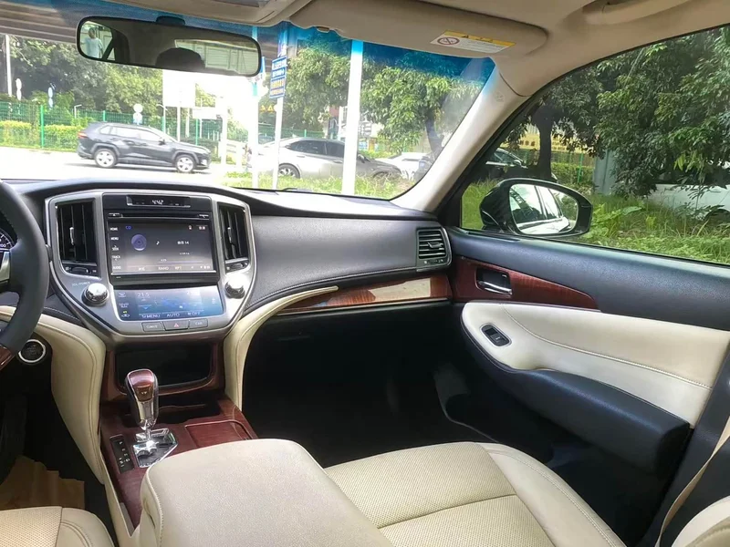 Toyota Crown — фото 12