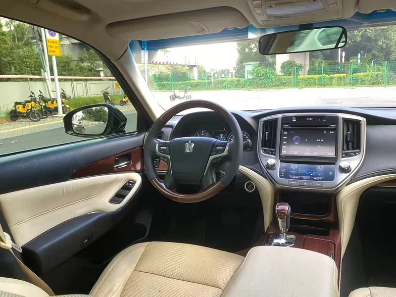 Toyota Crown — фото 13