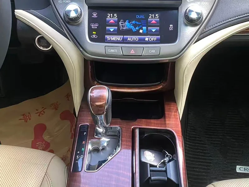 Toyota Crown — фото 14