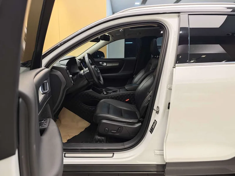 Volvo XC40 — фото 13