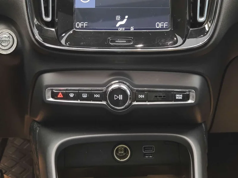 Volvo XC40 — фото 16