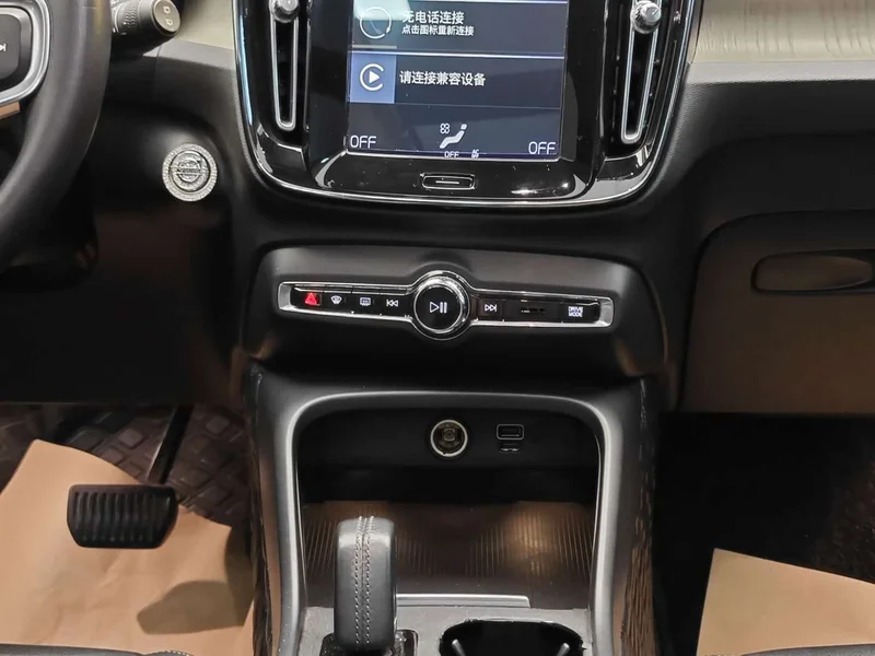 Volvo XC40 — фото 18