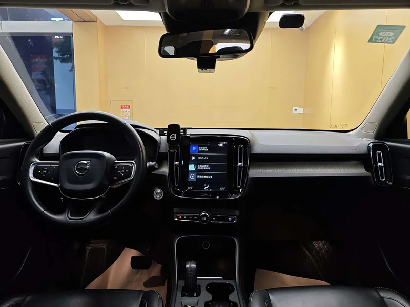 Volvo XC40 — фото 19