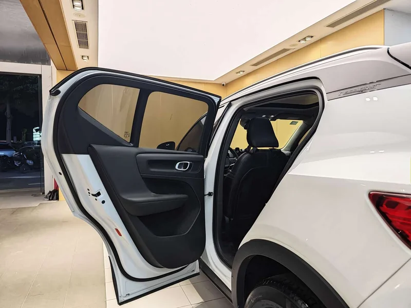 Volvo XC40 — фото 20
