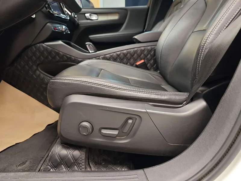Volvo XC40 — фото 10
