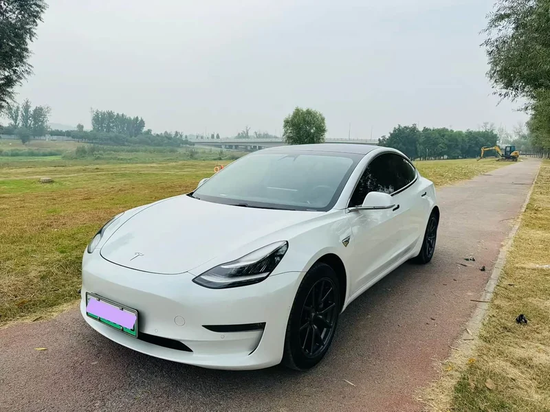 Tesla Model 3 — фото 1