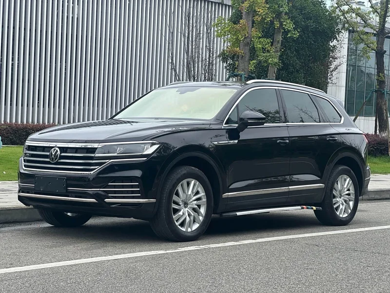 Volkswagen Touareg — фото 1