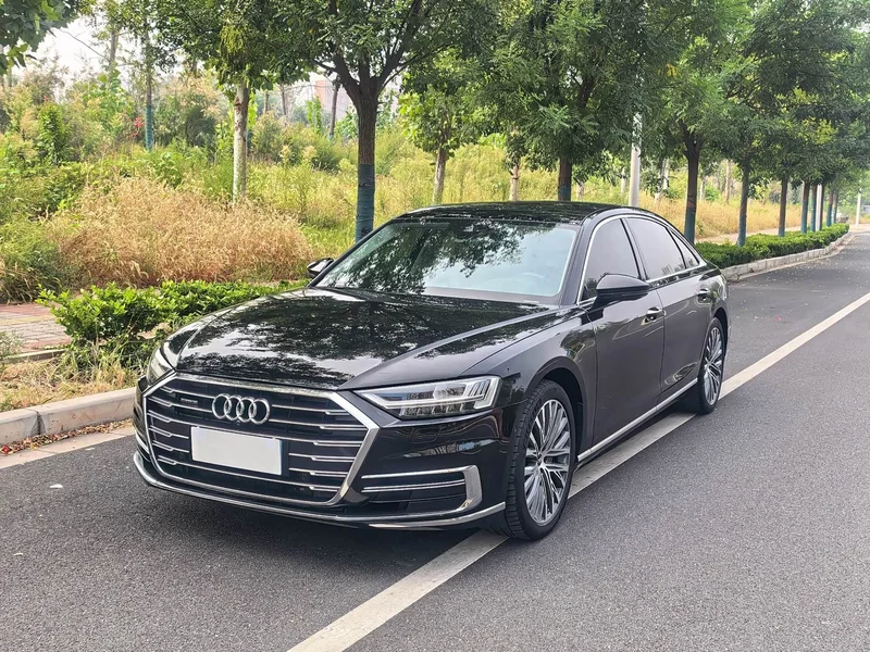 Audi A8 — фото 1