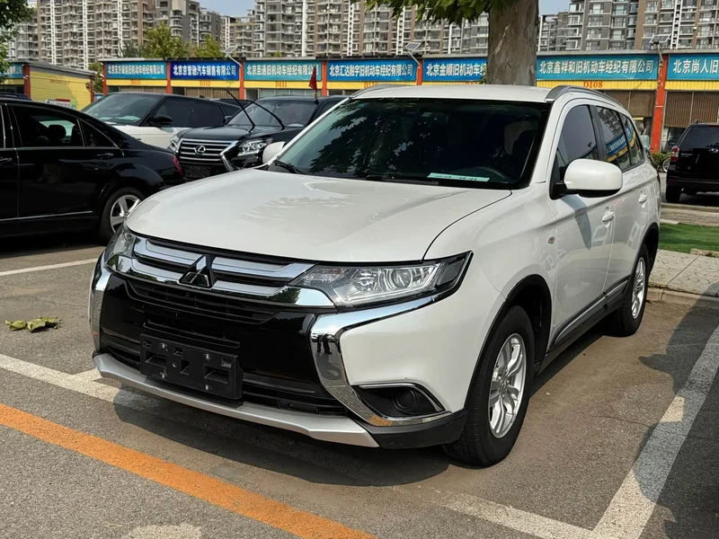 Mitsubishi Outlander — фото 1