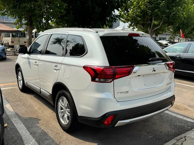Mitsubishi Outlander — фото 13